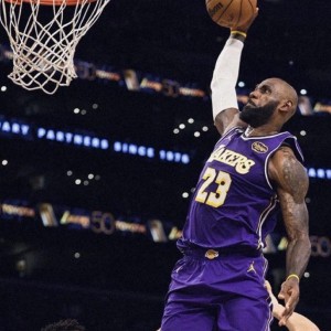 博万体育-超越斯托克顿，詹姆斯成为NBA历史单场助攻上双的最年长球员